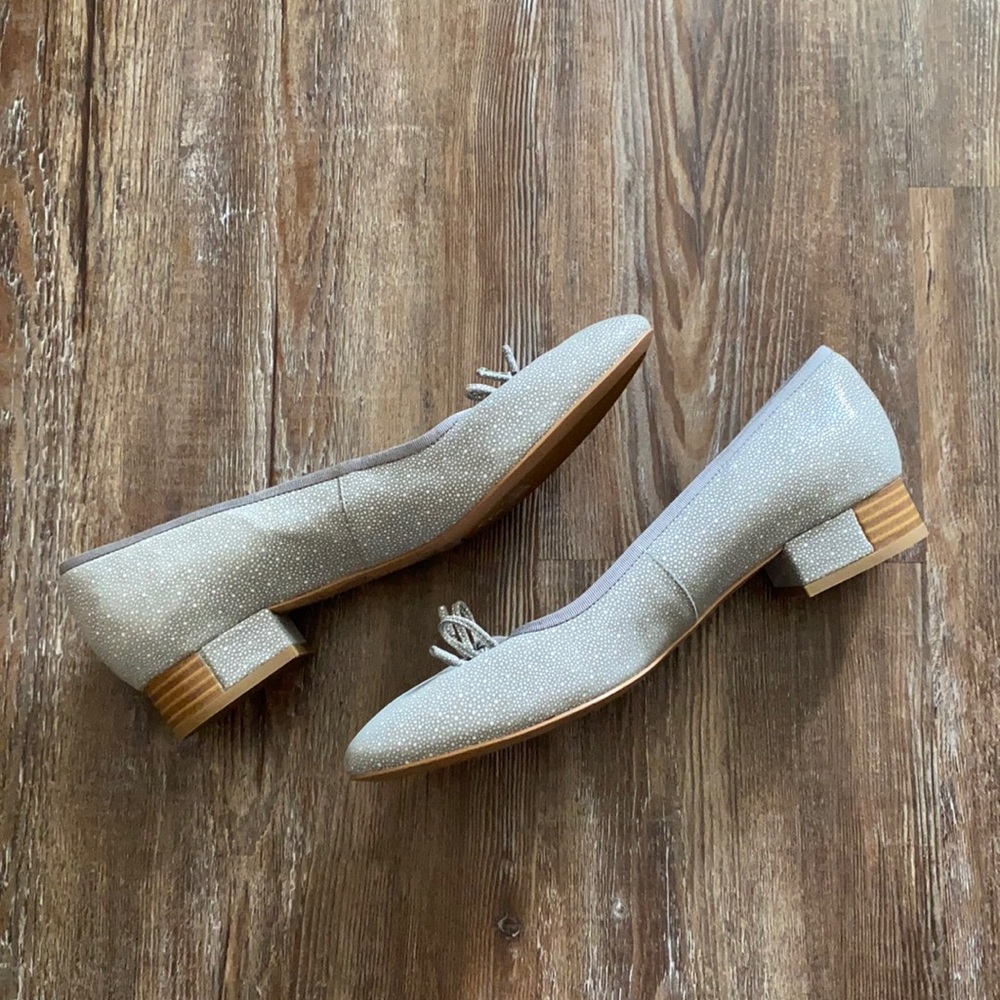 Clark’s Almond Toe Grey & White Ballerina Novelty Bow Flats Shoes